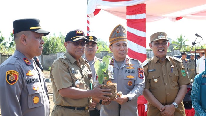 Kapolda Riau Irjen Herry Heryawan memimpin reboisasi di 20 kecamatan di Kabupaten Indragiri Hilir (Inhil). (