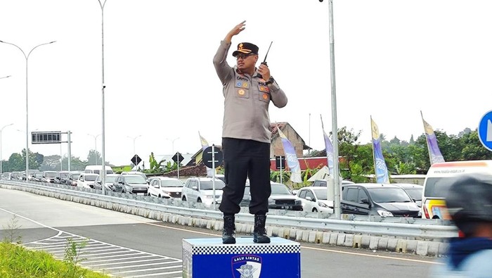 Kapolres Klaten, AKBP Nur Cahyo Ari Prasetyo, saat mengatur lalu lintas selama Operasi Ketupat Candi 2025 di simpang tiga Gerbang Tol Prambanan, beberapa waktu lalu.