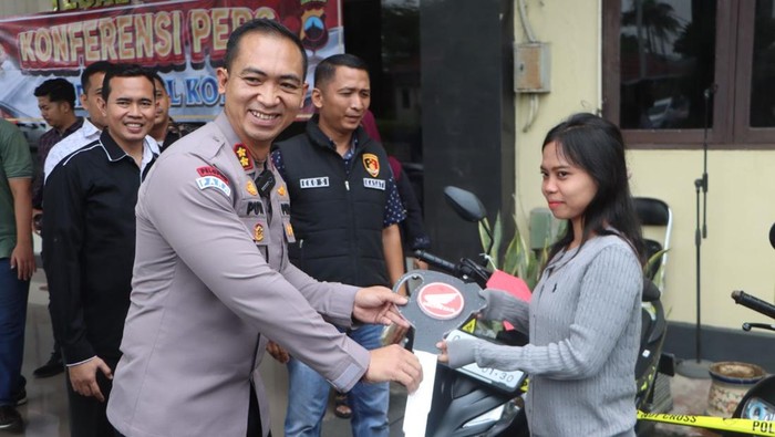 Kapolres Tegal Kota AKBP I Putu Bagus Krisna Purnama menyerahkan sepeda motor kepada para pemiliknya, Senin (14/4/2025).