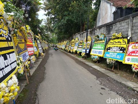 Karangan bunga dukacita dari sejumlah tokoh nasional untuk pengusaha Murdaya Poo di Vihara Griya Vipasana Avalokitesvara (GVA) Mendut, Kabupaten Magelang, Senin (14/4/2025).