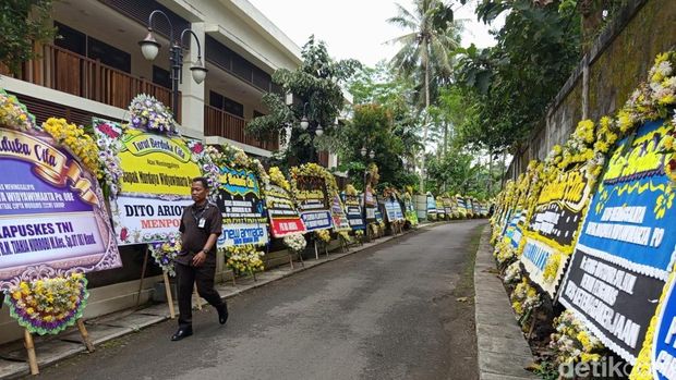 Karangan bunga ucapan dukacita dari sejumlah tokoh nasional untuk pengusaha Murdaya Poo di Vihara Griya Vipasana Avalokitesvara (GVA) Mendut, Kabupaten Magelang, Senin (14/4/2025).