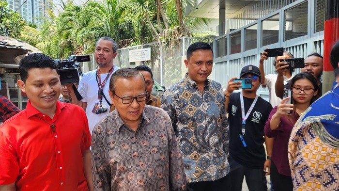Kardinal Ignatius Suharyo tiba di KPK untuk kunjungi Hasto