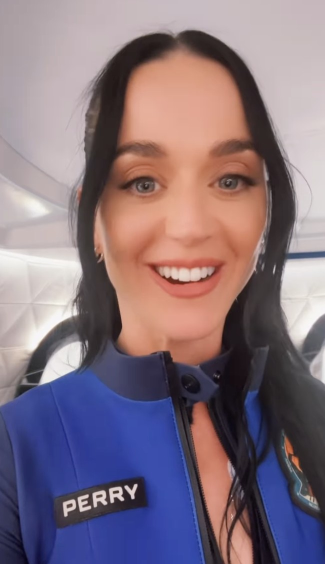 Tampak Katy Perry telah mencoba baju ketat astronot dari  Blue Origin, perusahaan antariksa milik Jeff Bezos.  Foto: Instagram