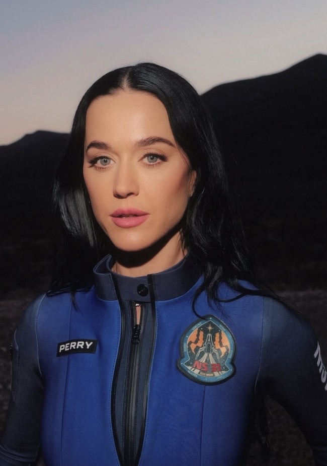 Tidak hanya menjadi momen bersejarah, penerbangan ini juga dipenuhi sentuhan gaya. Katy Perry bahkan sempat bercanda mengenai pentingnya tampil maksimal, meski berada di gravitasi nol. “Akhirnya luar angkasa akan jadi glamor,” ujar Perry dalam wawancaranya dengan Elle. Foto: Instagram