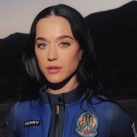 Tidak hanya menjadi momen bersejarah, penerbangan ini juga dipenuhi sentuhan gaya. Katy Perry bahkan sempat bercanda mengenai pentingnya tampil maksimal, meski berada di gravitasi nol. “Akhirnya luar angkasa akan jadi glamor,” ujar Perry dalam wawancaranya dengan Elle. Foto: Instagram