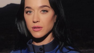 Foto Katy Perry & Lauren Sanchez Mencoba Baju Astronot, Siap ke Luar Angkasa