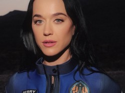 Foto Katy Perry & Lauren Sanchez Mencoba Baju Astronot, Siap ke Luar Angkasa