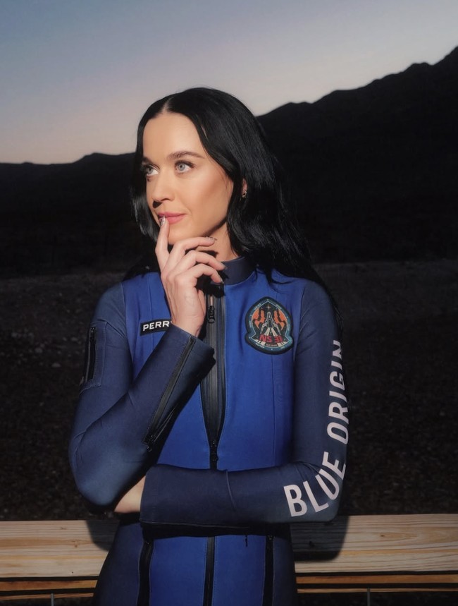 Penyanyi Katy Perry dan tunangan Jeff Bezos, Lauren Sanchez tengah bersiap mencetak sejarah baru di dunia pariwisata luar angkasa. Bersama dengan Gayle King, Amanda Nguyen, Aisha Bowe, dan Kerianne Flynn, mereka akan bergabung dalam luar angkasa menggunakan roket  Blue Origin New Shepard 31.  Foto: Instagram