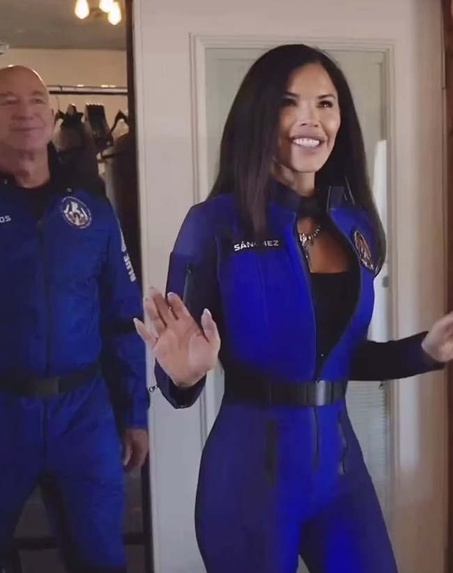 Begitu juga dengan Lauren Sanchez yang tampak bersemangat mencoba busana bodycon ketat warna biru tersebut.  Foto: Instagram