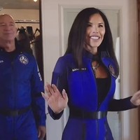Begitu juga dengan Lauren Sanchez yang tampak bersemangat mencoba busana bodycon ketat warna biru tersebut.  Foto: Instagram