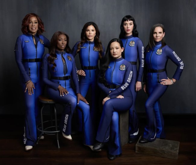 Para kru wanita tersebut juga menghabiskan waktu untuk berlatih menghadapi sensasi unik selama di luar angkasa, termasuk kekuatan gravitasi saat peluncuran, kondisi melayang dalam ruang tanpa bobot, hingga pendaratan kembali ke Bumi. Bahkan beberapa dari mereka dikabarkan mencoba memastikan riasan, bulu mata, dan tatanan rambut mereka bisa bertahan sepanjang perjalanan. Foto: Instagram