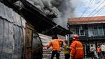 Aksi Petugas Padamkan Api yang Bakar Gudang Suku Cadang Mobil di Tangerang
