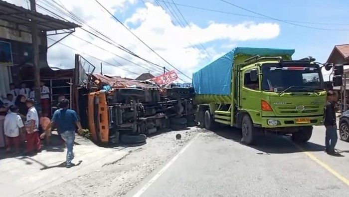 Kecelakaan 2 truk di Jorong Pasa Baru Nagari Koto Gadang, Kecamatan Guguk, Solok, Sumbar. (Dok Satlantas Polres Solok)