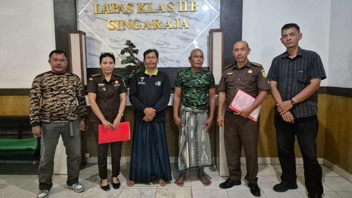 Kejari Buleleng menahan dua terpidana penistaan agama saat Nyepi di Desa Sumberkelampok, Kecamatan Gerokgak, Buleleng, Bali, Senin (14/4/2025). (Kejari Buleleng)