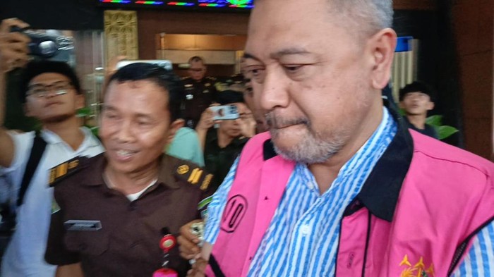 Kejati Banten tahan tersangka kasus korupsi pengelola sampah di Tangsel. (Bahtiar/detikcom)