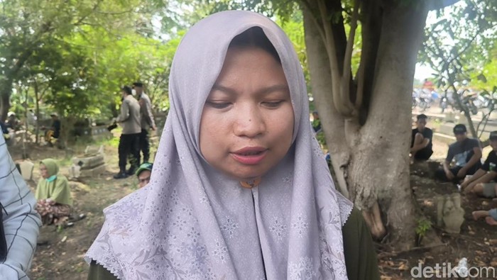 Keluarga korban saat ekshumasi di Gresik
