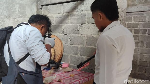 Tim INAFIS Polres Klaten mengecek lokasi keracunan di Gantiwarno, Senin (14/4/2025).