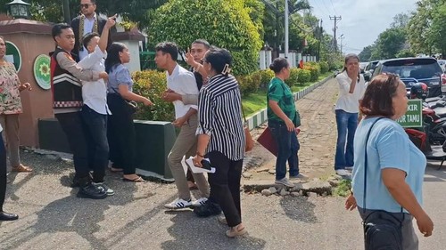 Kericuhan saat persidangan Plt Kabiro Setda NTT, Erik Benediktus Mella (53), di PN Kupang, Senin (14/4/2025). (Yufengki Bria/detikBali)