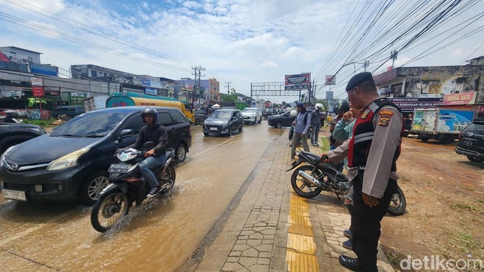 Kondisi jalan macet di Alang-alang Lebar.