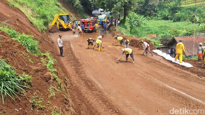 Kondisi Jalan Raya Pangalengan, Kampung Babakan Sukasari, Desa Margamulya, Kecamatan Pangalengan, Senin (14/4/2025).