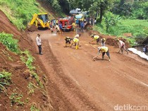 Pembersihan Sisa Longsor, Petugas Buka-Tutup Jalur Pangalengan