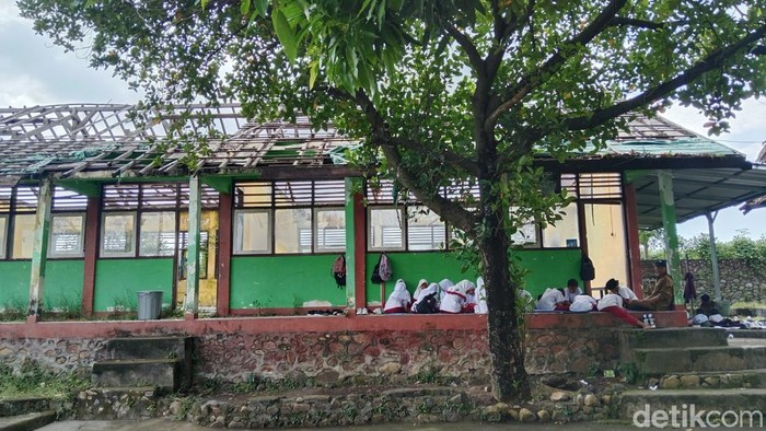 Kondisi SDN dan SMP Satap 6 Batuyang, Kecamatan Pringgabaya, Kabupaten Lombok Timur, NTB, yang rusak, Senin (14/4/2025). (Sanusi Ardy W)