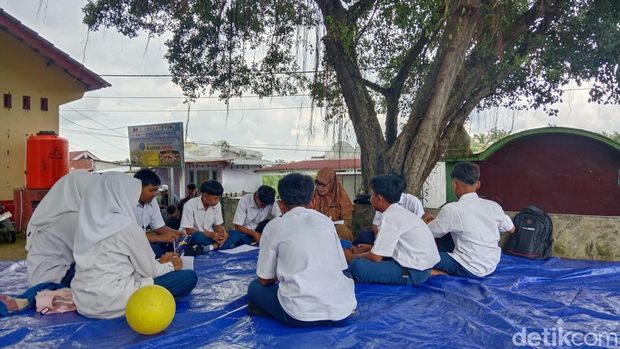 Kondisi SDN dan SMP Satap 6 Batuyang, Kecamatan Pringgabaya, Kabupaten Lombok Timur, NTB, yang rusak, Senin (14/4/2025). (Sanusi Ardy W)