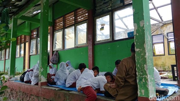 Kondisi SDN dan SMP Satap 6 Batuyang, Kecamatan Pringgabaya, Kabupaten Lombok Timur, NTB, yang rusak, Senin (14/4/2025). (Sanusi Ardy W)