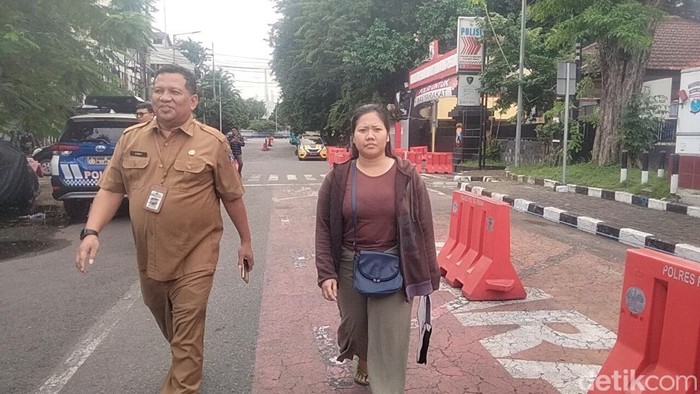 Korban penahanan ijazah didampingi Pemkot Surabaya lapor polisi