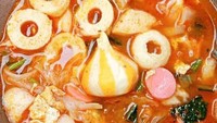 Di Kedoya, tepatnya Jalan Adhi Karya Nomor 41A, kamu bisa cicip Seblak Prasmanan Kedoya yang juga jadi favorit lantaran toppingnya beragam. Harga mulai dari Rp 2 ribu per buah, termasuk aneka bakso hingga fish roll. Foto: Seblak Prasmanan Kedoya