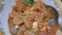 Seblak Prasmanan Tulang & Ceker Aisyah punya rating tinggi di Google. Kuahnya nikmat dengan rasa kencur kuat plus pilihan topping beragam. Harga per porsinya mulai dari Rp 8 ribu. Foto: Kimberli Shinee