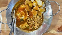 Di Tebet Timur Dalam II, Nomor 11 bisa mampir ke Prasmanan Seblak Ceu Rempong. Bisa request tingkat kepedasan, ekstra kencur, hingga lebih manis atau pedas. Harga per topping mulai dari Rp 2 ribu. Foto: Fiqoh Abdullah Bajabier