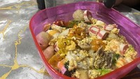 Harganya murah dan rasanya enak, inilah seblak prasmanan Teras Ribut di Jalan Melati Putih, Kemanggisan. Seporsi harga Rp 20 ribu sudah dapat banyak isian karena harga toppingnya mulai dari Rp 1.000 saja. Foto: rosa linda