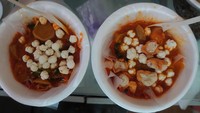 Selanjutnya ada Seblak Prasmanan Kanovs di Gg. H. Djaanih, Petukangan. Rasa kencurnya disebut kuat dengan pedas yang bisa diatur sesuai selera. Bayar Rp 15 ribu saja sudah bikin kenyang. Foto: Seblak Prasmanan Kanovs