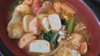 Seblak Prasmanan Cuy! bisa disambangi di Jalan Terusan Mabes Hankam Nomor 89, Cipayung. Makan seblak di sini bonus tempatnya yang cozy. Isiannya juga beragam, termasuk dumpling keju dan jamur enoki. Foto: Azharia Raya