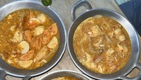 Bagi yang suka pedas, wajib mampir ke Seblak Ndower Prasmanan Mimoy di Pasar Rebo. Toppingnya mulai dari Rp 2.000 per buah, seperti chikuwa, fish cake, sosis, bola salmon, hingga bola kepiting. Foto: Wanda Aulia Cahyani