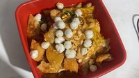 Di Kemanggisan, Jakarta Barat, ada Seblak Prasmanan Jingga yang banyak dipuji enak rasa pedasnya. Kalau tak mau repot, ada juga paket seblak seharga mulai dari Rp 12 ribu. Topping lainnya berupa Indomie, otak-otak, bakso, hingga ceker. Foto: N H