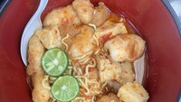 Kalau di kawasan Koja, Jakarta Utara, kamu bisa mampir ke Seblak Prasmanan CPC. Level pedasnya dari 1-5. Harga toppingnya mulai dari Rp 2 ribuan per buah. Foto: Ayunur Aliffah