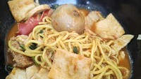 Baru di kawasan Depok 2, ada Seblak Prasmanan Bunda Fatih. Pembeli bisa pilih rasa manis gurih, manis, atau asin. Bisa juga pilih level pedas. Untuk harganya mulai dari Rp 2 ribu per topping. Foto: Shofia Zulfa Nugrahani
