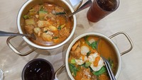 Seblak Kedai Yasro di Jalan Raya Jatiwaringin, Bekasi menawarkan seblak prasmanan yang kuahnya enak, gurih, dan medok. Varian kerupuk dan topping lainnya dibanderol mulai dari Rp 2 ribu. Foto: Christine Simatupang