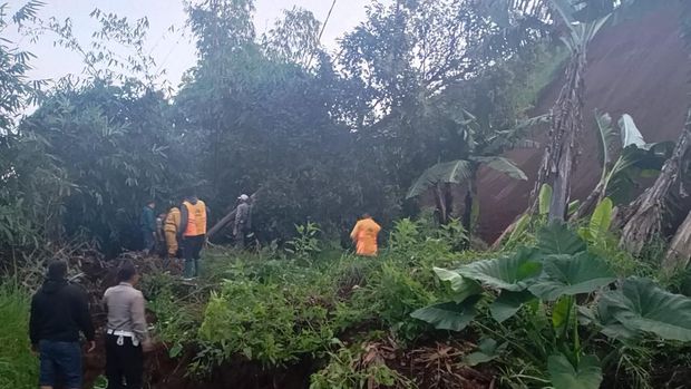 Longsor di Jalan Raya Pangalengan