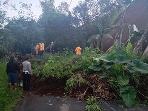 Akses Jalan Raya Pangalengan Terputus Akibat Longsor