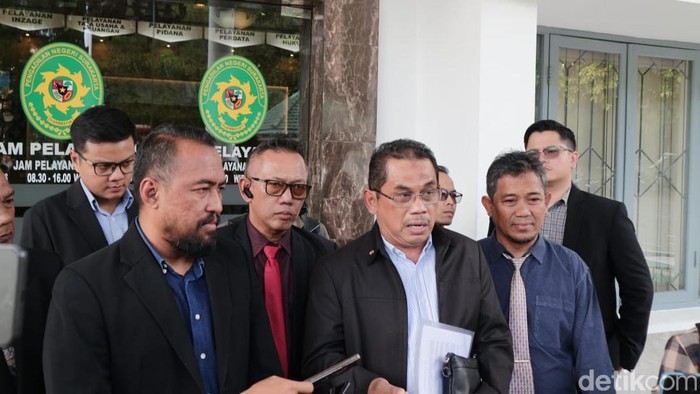 Penggugat ijazah Jokowi, Muhammad Taufiq, dan tim kuasa hukumnya saat ditemui awak media di Pengadilan Negeri Solo, Senin (14/4/2025).