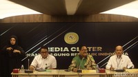Juru Bicara Mahkamah Agung, Yanto (tengah) bersama Kabiro Hukum MA, Sobandi (kanan) menggelar jumpa pers di Kantor Mahkamah Agung, Jakarta, Senin (14/3/2025).