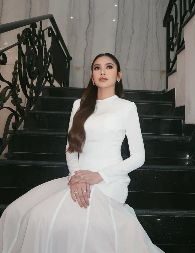 Usai melahirkan putri pertamanya dengan Rizky Febian, penampilan Mahalini kini sudah kembali langsing dan makin cantik. Tak butuh waktu lama, Mahalini kini sudah bisa kembali mendapatkan perut ratanya. Foto: Instagram/@mahaliniraharja