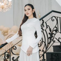 Penampilan Mahalini di acara aqiqah putrinya, Selina, pada bulan Maret lalu bahkan sudah tampak langsing dan tak seperti orang yang habis melahirkan pada umumnya. Kenakan dress putih press body, tubuh langsing wanita 25 tahun itu jelas terlihat. Foto: Instagram/@mahaliniraharja