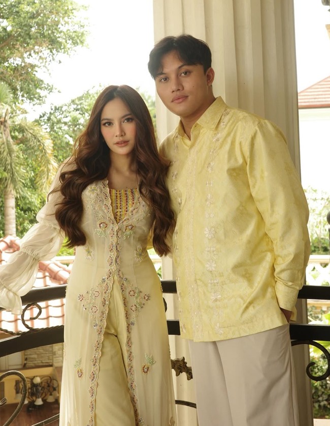 Di hari perayaan Lebaran kemarin Mahalini tampil kompak dengan Rizky Febian kenakan pakaian berwarna kuning. Foto: Instagram/@mahaliniraharja