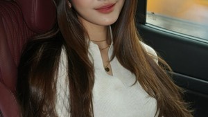 Senyum Mahalini yang lembut seolah nyambung banget sama vibe lagu Alamak. Foto: Instagram/@mahaliniraharja