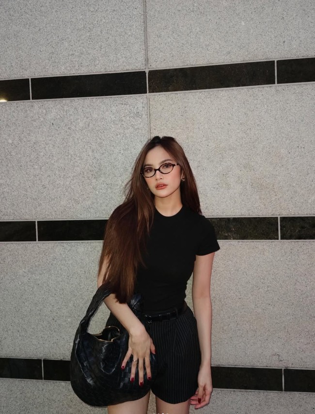 Penampilan terbaru Mahalini usai 2 bulan lahiran. Kenakan kaos hitam polos dipadukan celana pendek garis-garis warna senada, istri Rizky Febian itu semakin cantik dengan rambut panjang yang dibiarkan terurai. Foto: Instagram/@mahaliniraharja