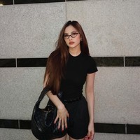 Penampilan terbaru Mahalini usai 2 bulan lahiran. Kenakan kaos hitam polos dipadukan celana pendek garis-garis warna senada, istri Rizky Febian itu semakin cantik dengan rambut panjang yang dibiarkan terurai. Foto: Instagram/@mahaliniraharja